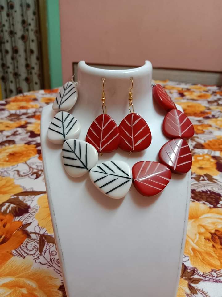 White Red Leaf Chemical Beads Necklace Set
