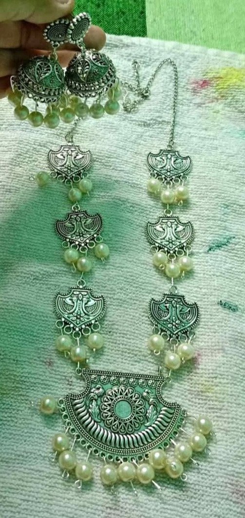 Abstract Floral Pearl Necklace Set